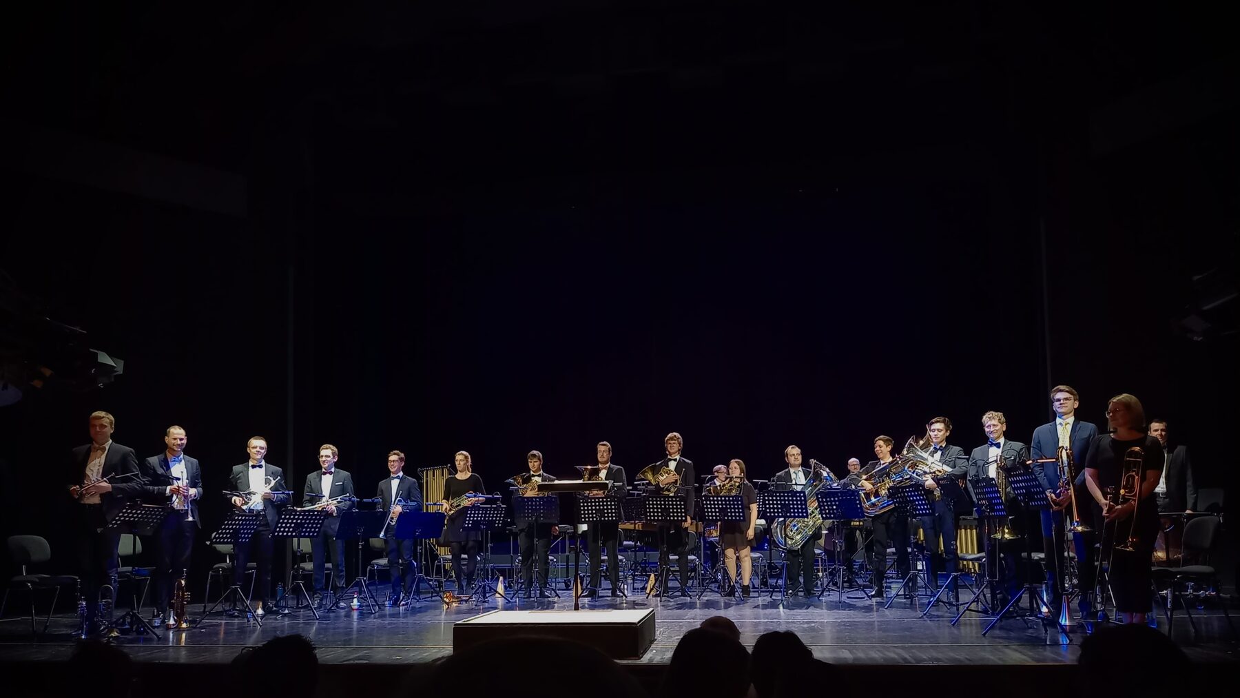 Ensemble auf der Bühne